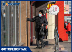 Волгоградцы привыкли к маскам, но не к перчаткам: фоторепортаж с улиц города