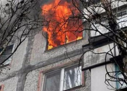 15 человек эвакуировали из горящей 5-этажки в Волжском 