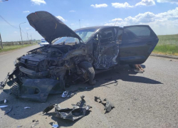 Засмотрелся на быстровозводимый дом: Volkswagen в Волгограде вылетел на встречку и врезался в грузовик