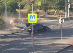 Приземление иномарки на крышу попало на видео на оживленной магистрали Волгограда
