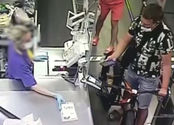 На видео попал мошенник, устроивший подмену ценников в гипермаркете Волгограда