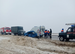 Ребенок и двое взрослых пострадали на заснеженной дороге под Волгоградом