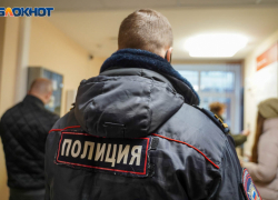 Трио волгоградцев под видом полицейских вломились в дом и стали вымогать деньги