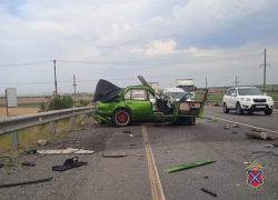 Последствия страшной аварии с BMW-«майским жуком» и фурой попали на видео под Волгоградом 