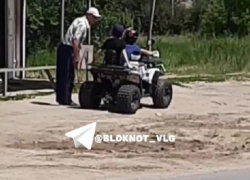 «Им хотя бы 11 лет есть?»: дети на квадроцикле шокировали прохожих в Волгограде