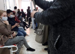 Многочасовой очередью в поликлинике в Волгоградской области возмутилась пациентка с COVID-19