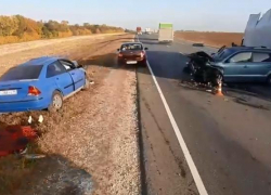 На видео попала страшная авария под Волгоградом с погибшим мужчиной