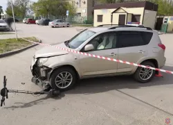 Волгоградка на внедорожнике снесла электросамокат со школьниками