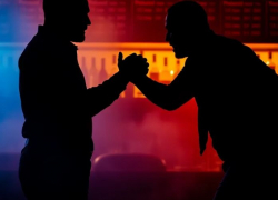 Мигрант пырнул ножом в живот подростка в баре под Волгоградом 