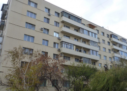 Мужчина сорвался с высоты на козырек детского сада в центре Волгограда 