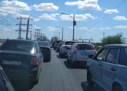 Дикая пробка на ГЭС заставляет волгоградцев нарушать правила