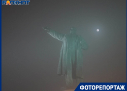 Окутанный туманом вечерний Волгоград в объективе фотографа