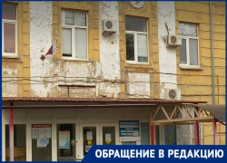 «Прыгаем на костылях со второго этажа»: пациенты пожаловались на работу травматологии в Волгограде