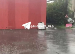 Ливень с градом обрушился на Волгоград