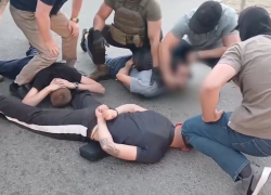 Пятерых вымогателей эффектно ткнули лицом в пол в Волгограде