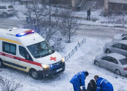 "Стучала по батарее и кричала": 19-летнюю спасают после странного падения из окна 9-этажки в Волжском 