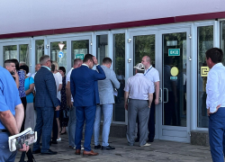 Дежурит скорая и раздают воду: что творится перед встречей губернатора с волгоградской элитой