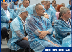 Партийную верхушку волгоградских единороссов заставили мокнуть под дождем в смешных плащиках