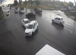На видео попало тройное ДТП в Волгограде из-за водителя, игнорировавшего правила