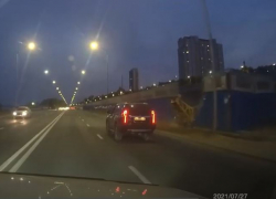 Строительный кран рухнул на Нулевой продольной в Волгограде: видео момента ЧП