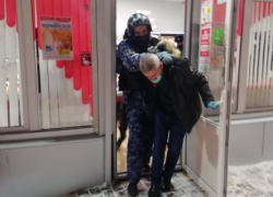 В Волгограде безработный дважды пришел грабить магазин с пневматом: видео