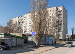 В Волгограде школьник сорвался с крыши девятиэтажки