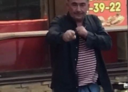 Гроза волгоградских парковок устроил шоу в расстегнутых штанах: видео