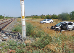 На переезде под Волгоградом грузовой поезд снёс иномарку