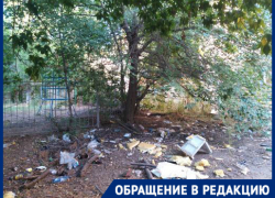 Детский сад в Волгограде заваливает мусором от заброшенной трехэтажки