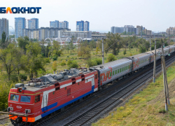 Товарняк снес легковушку в Волгоградской области