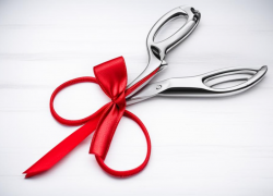 Волгоградец всадил родственнице ножницы в спину вместо подарка 