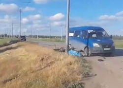 Пассажирка мопеда скончалась в столкновении с иномаркой и маршруткой под Волгоградом 