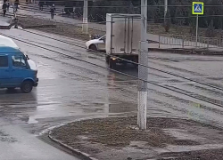 Волгоградец перевернулся в воздухе после наезда иномарки: шок-видео