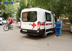 В центре Волгограда парень выпал из окна третьего этажа