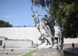 До неузнаваемой белизны отполировали знаковую скульптуру на Мамаевом кургане