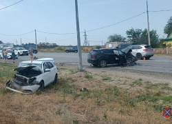 Три машины размотало в щепки на Третьей Продольной в Волгограде