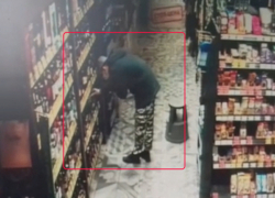 Кража элитного алкоголя в магазине в Волгоградской области попала на видео