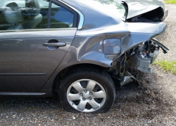 Ночью на Нулевой продольной иномарка снесла пешеходное ограждение: страшная авария в Волгограде