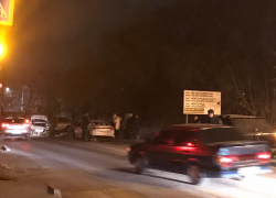 В центре Волгограда фура снесла десяток автомобилей