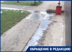 Канализация вторые сутки льется к ТЦ "Мармелад" в Волгограде: видео