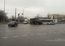 Водитель «десятки» устроил тройное ДТП с «Уралом» и буксируемым автобусом в Волгограде
