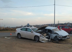 «Пятерка» протаранила Lexus ES в Волгограде: двое в больнице