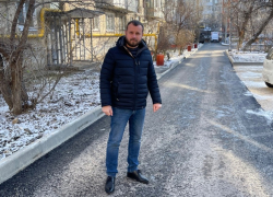 Всю осень месивший грязь в «пиарном» дворе Волгограда депутат встретил в нем зиму