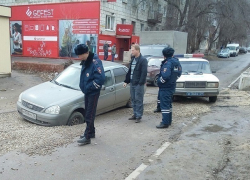 "Лада" провалилась в асфальт на юге Волгограда