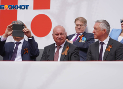 «Боится, что из ружья в него шмальнут»: волгоградцы оскорбились просьбой мэра не выходить на балконы 9 Мая