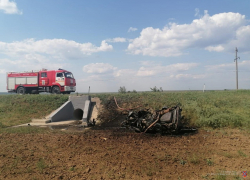 Машина с молодыми волгоградцами рухнула в кювет и загорелась: фото