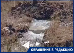 Жителям пришлось самим строить дамбы: волгоградское СНТ топит из-за коммунальной аварии 