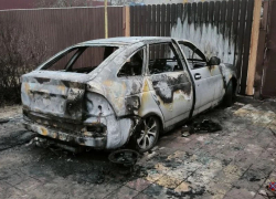 Странный соседский поджог машины попал на видео под Волгоградом