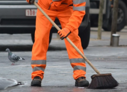 В Волжском дворник скончался на рабочем месте