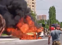 Взрывы горящего Ford Kuga сняли на видео в Волгограде
